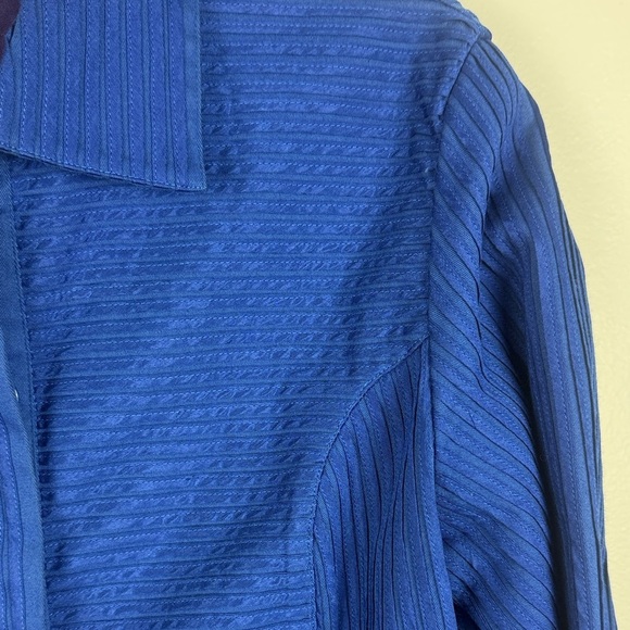 Chico's Royal Blue Classic Elegant Pin Tuck Hidden Button Blazer Jacket Size 1 - Picture 9 of 13